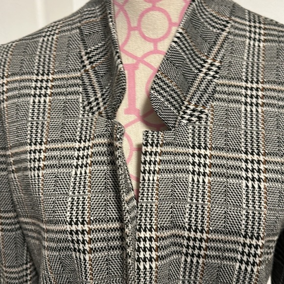 Soft surroundings, medium, petite plaid, blazer jersey material with pockets - Picture 2 of 6